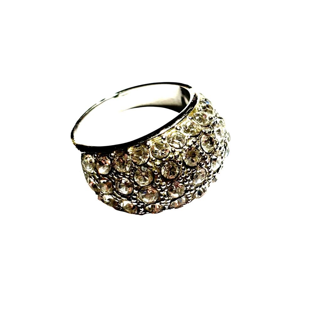 Vintage Y2K Silvertone cocktail ring covered in white rhinestones size 8.5